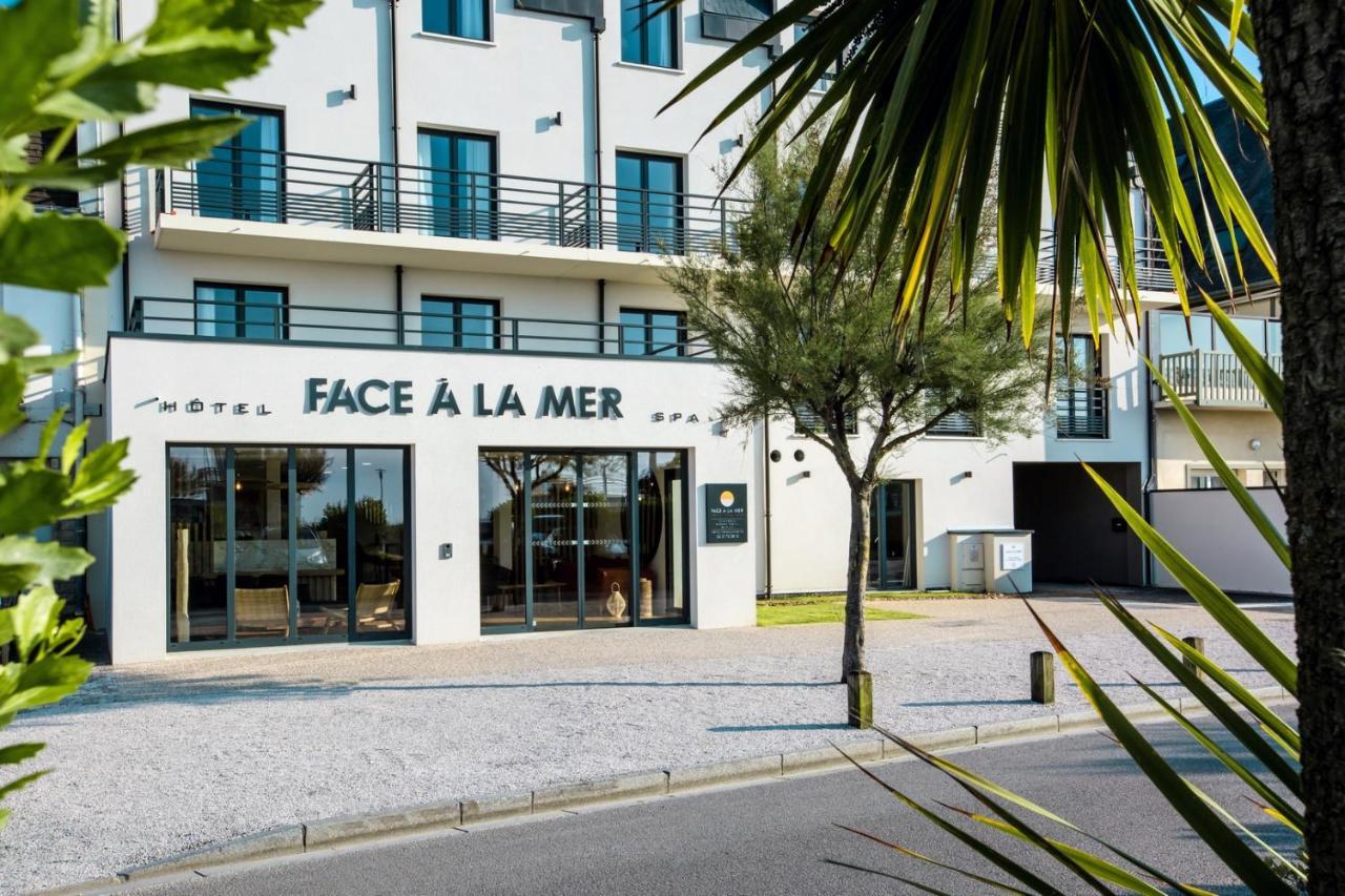 & Face A La